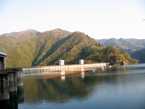 奥多摩湖に写る御前山